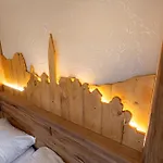 Lakebled House *