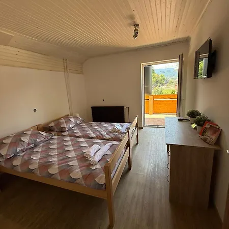 Hostel Bed & Breakfast Lakebled House