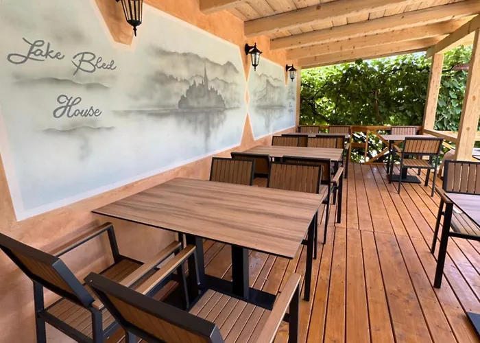 לינה וארוחת בוקר Lakebled House בלד